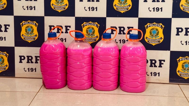PRF apreende mais de 19 kg de droga líquida disfarçada de desinfetante na BR-364 em Ji-Paraná